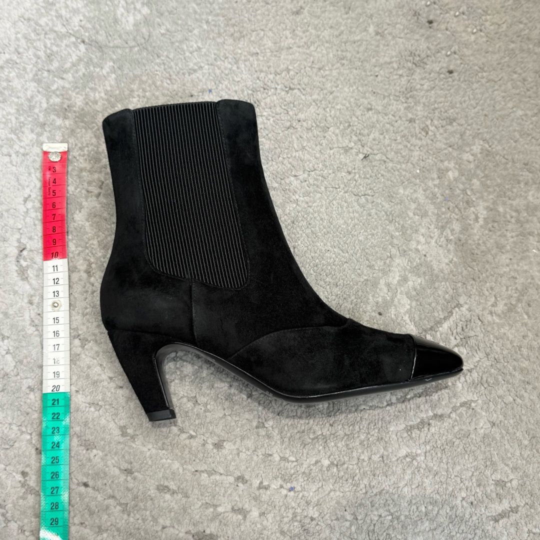 G238所得CHANE*｜小香秋冬新品 在米兰时尚的T台上 亮相便艳惊四座 成功晋升为潮流人士的梦中情靴 。 经典的双C