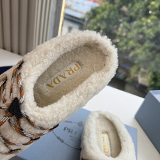 G036prada普拉达最新玛丽珍乐福鞋包头穆勒鞋,让整双鞋轻便舒适 鲜艳色彩 满足不同风格时髦人士的多种选择!标志性金 G036prada普拉达最新玛丽珍乐福鞋包头穆勒鞋,让整双鞋轻便舒适 鲜艳色彩 满足不同风格时髦人士的多种选择!标志性金