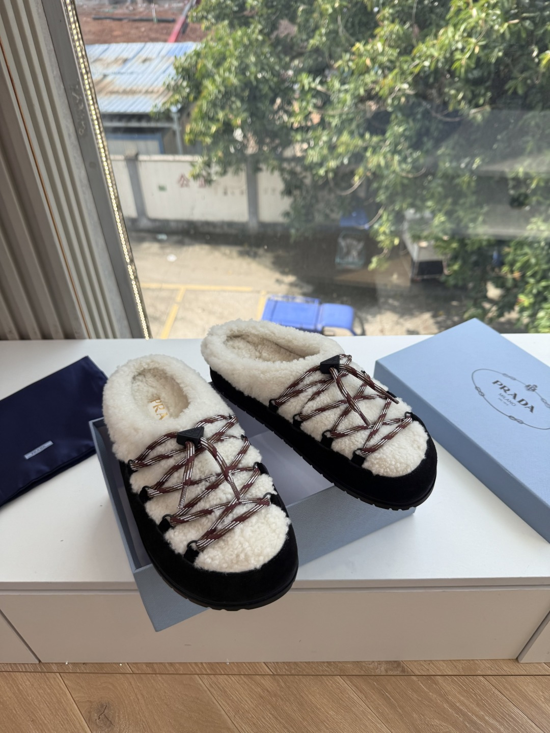 G036prada普拉达最新玛丽珍乐福鞋包头穆勒鞋，让整双鞋轻便舒适 鲜艳色彩 满足不同风格时髦人士的多种选择！标志性金