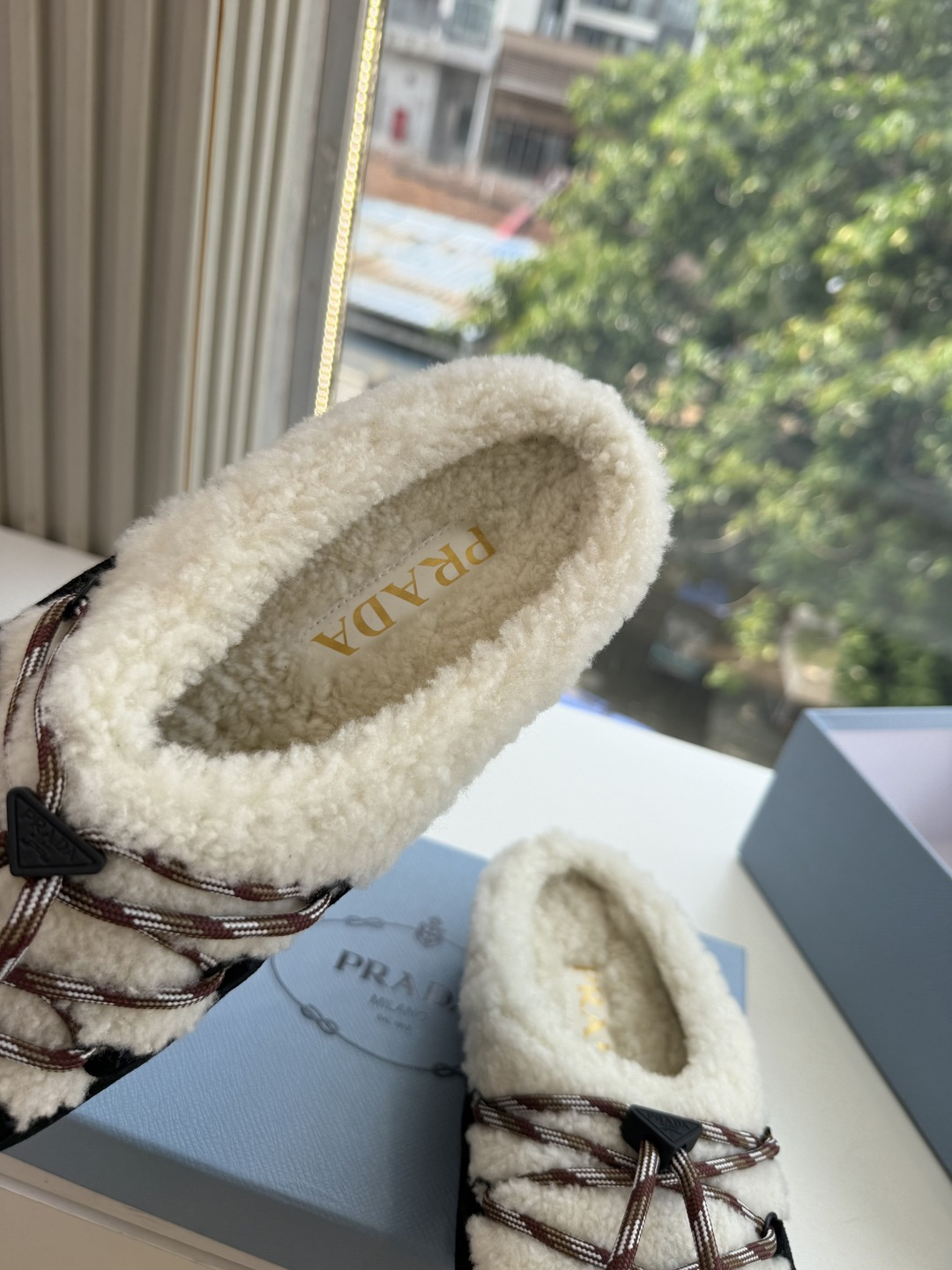 G036prada普拉达最新玛丽珍乐福鞋包头穆勒鞋，让整双鞋轻便舒适 鲜艳色彩 满足不同风格时髦人士的多种选择！标志性金