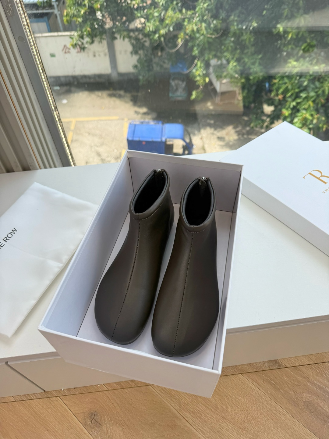 G679所见即所得The ro*2026新款平底切尔西短靴很少会看到一款会做到这么精细、而且对脚的包容性特别强，把脚型修