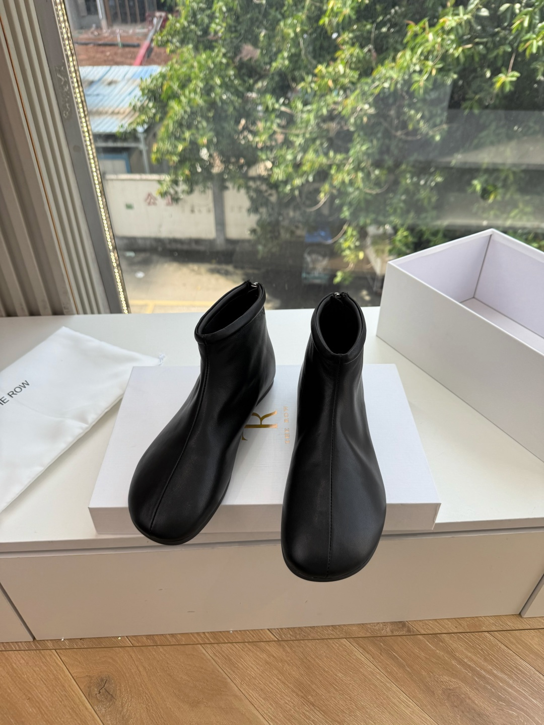 G679所见即所得The ro*2026新款平底切尔西短靴很少会看到一款会做到这么精细、而且对脚的包容性特别强，把脚型修