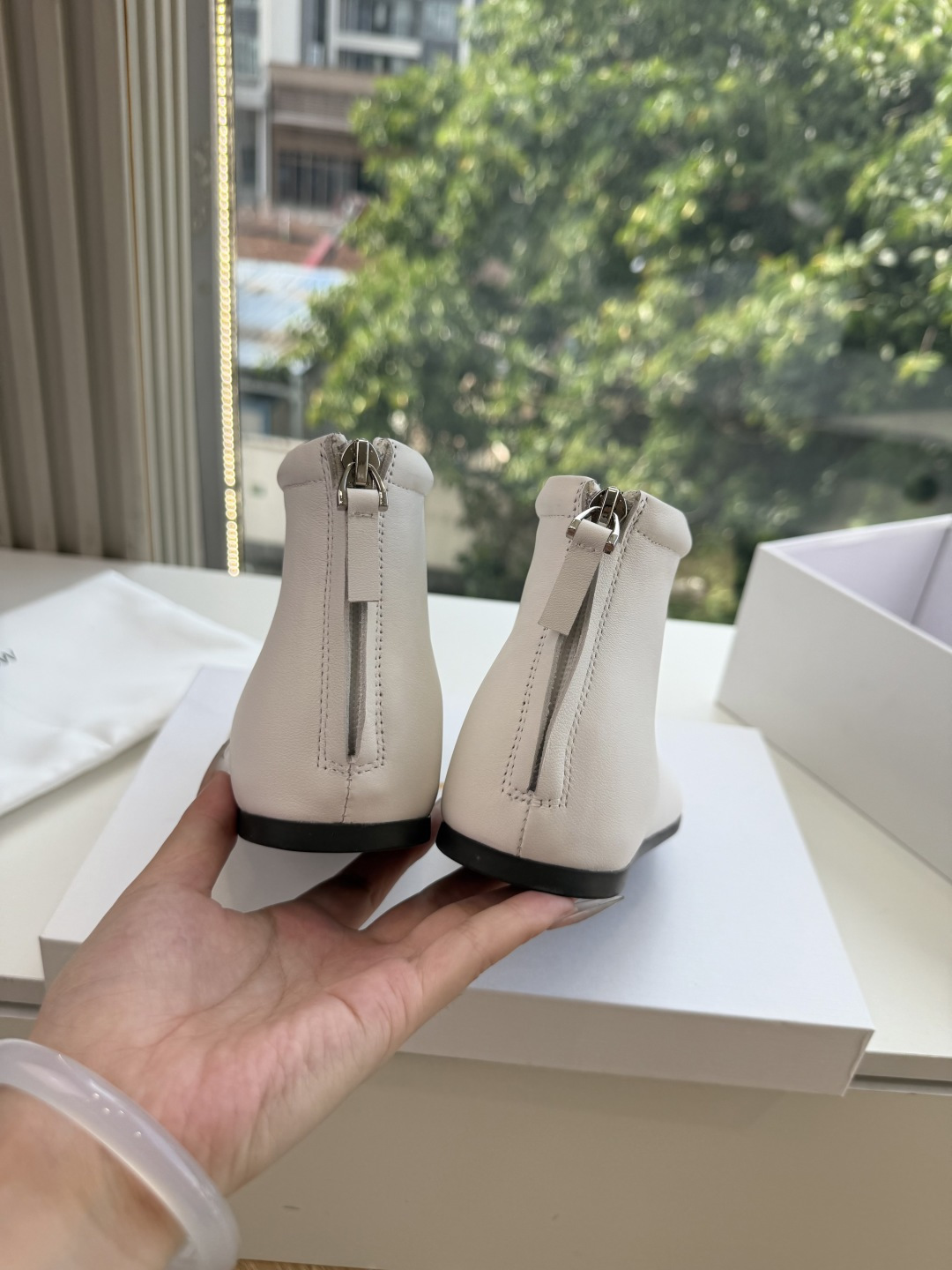 G679所见即所得The ro*2026新款平底切尔西短靴很少会看到一款会做到这么精细、而且对脚的包容性特别强,把脚型修 G679所见即所得The ro*2026新款平底切尔西短靴很少会看到一款会做到这么精细、而且对脚的包容性特别强,把脚型修