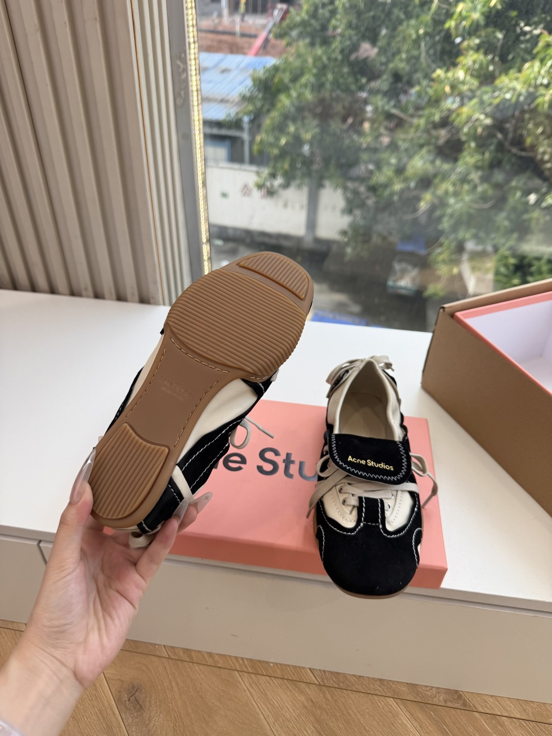 所见即所得出货快G130Acne Studios新款芭蕾舞运动鞋(Acne Studios将运动鞋与当下热门的芭蕾舞鞋元