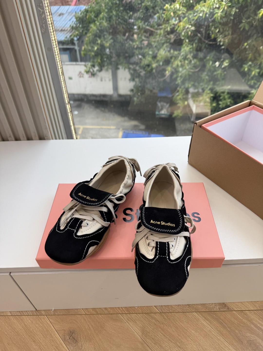 所见即所得出货快G130Acne Studios新款芭蕾舞运动鞋(Acne Studios将运动鞋与当下热门的芭蕾舞鞋元