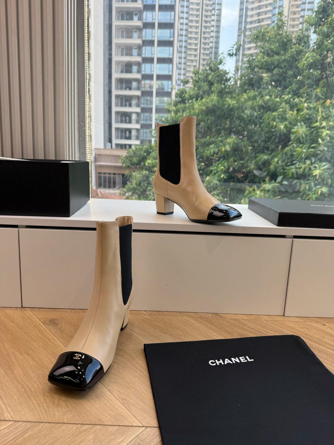 G238所得CHANE*｜小香新品 在米兰时尚的T台上 亮相便艳惊四座 成功晋升为潮流人士的梦中情靴 。 经典的双C标志