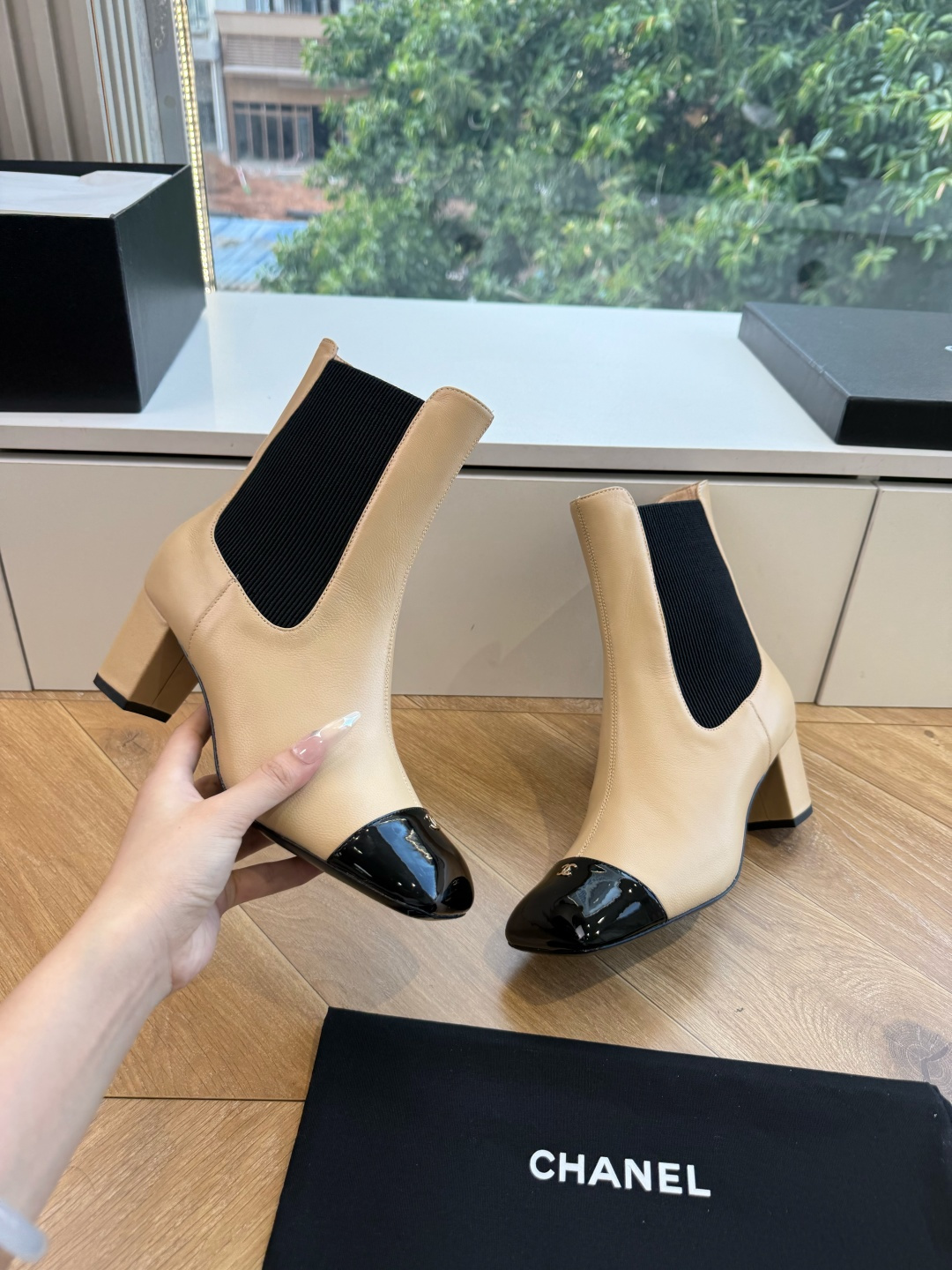 G238所得CHANE*｜小香新品 在米兰时尚的T台上 亮相便艳惊四座 成功晋升为潮流人士的梦中情靴 。 经典的双C标志