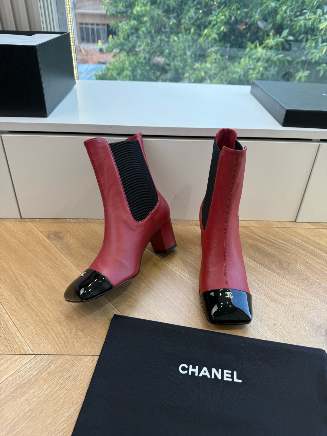G238所得CHANE*｜小香新品 在米兰时尚的T台上 亮相便艳惊四座 成功晋升为潮流人士的梦中情靴 。 经典的双C标志