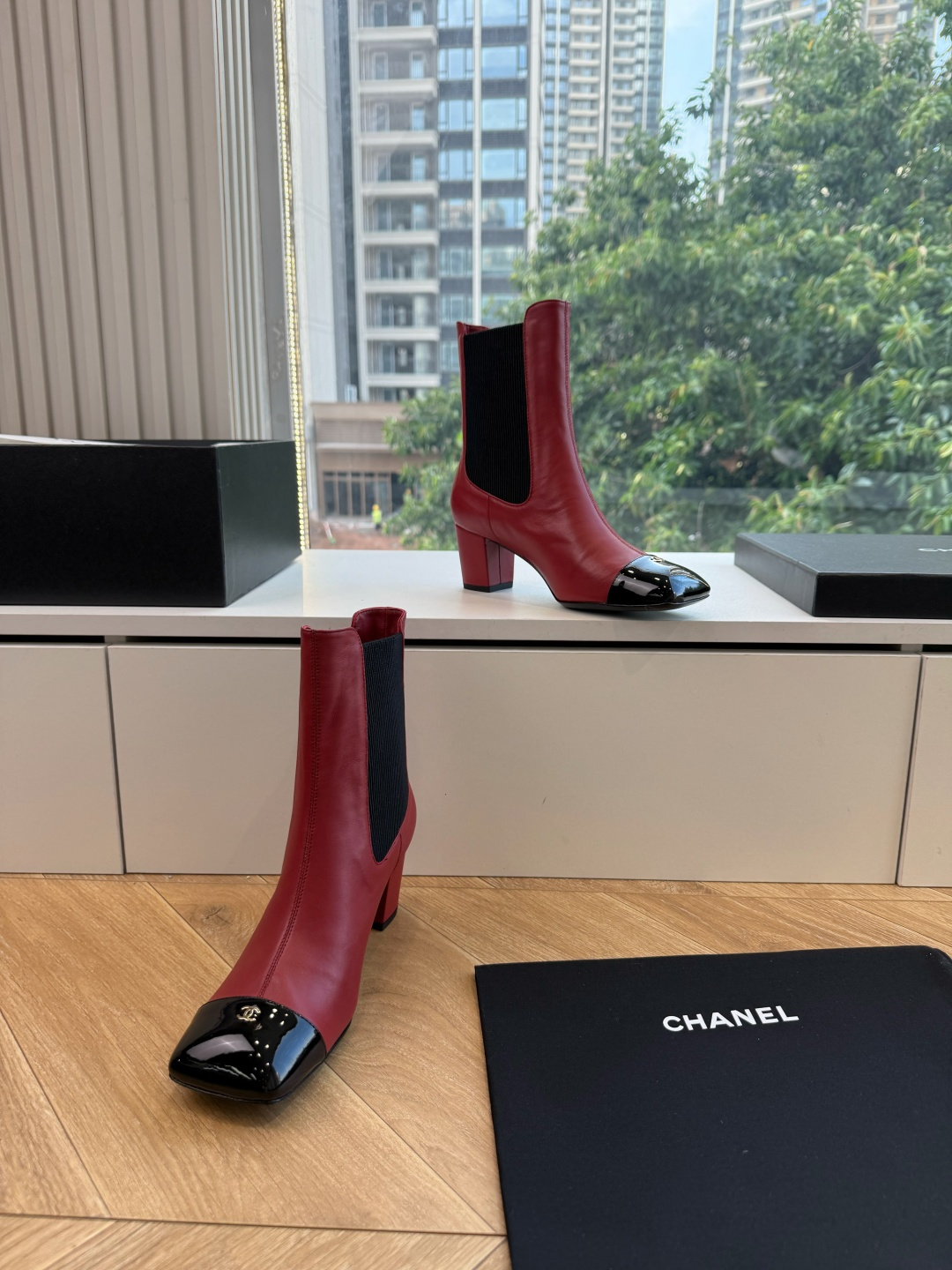 G238所得CHANE*｜小香新品 在米兰时尚的T台上 亮相便艳惊四座 成功晋升为潮流人士的梦中情靴 。 经典的双C标志