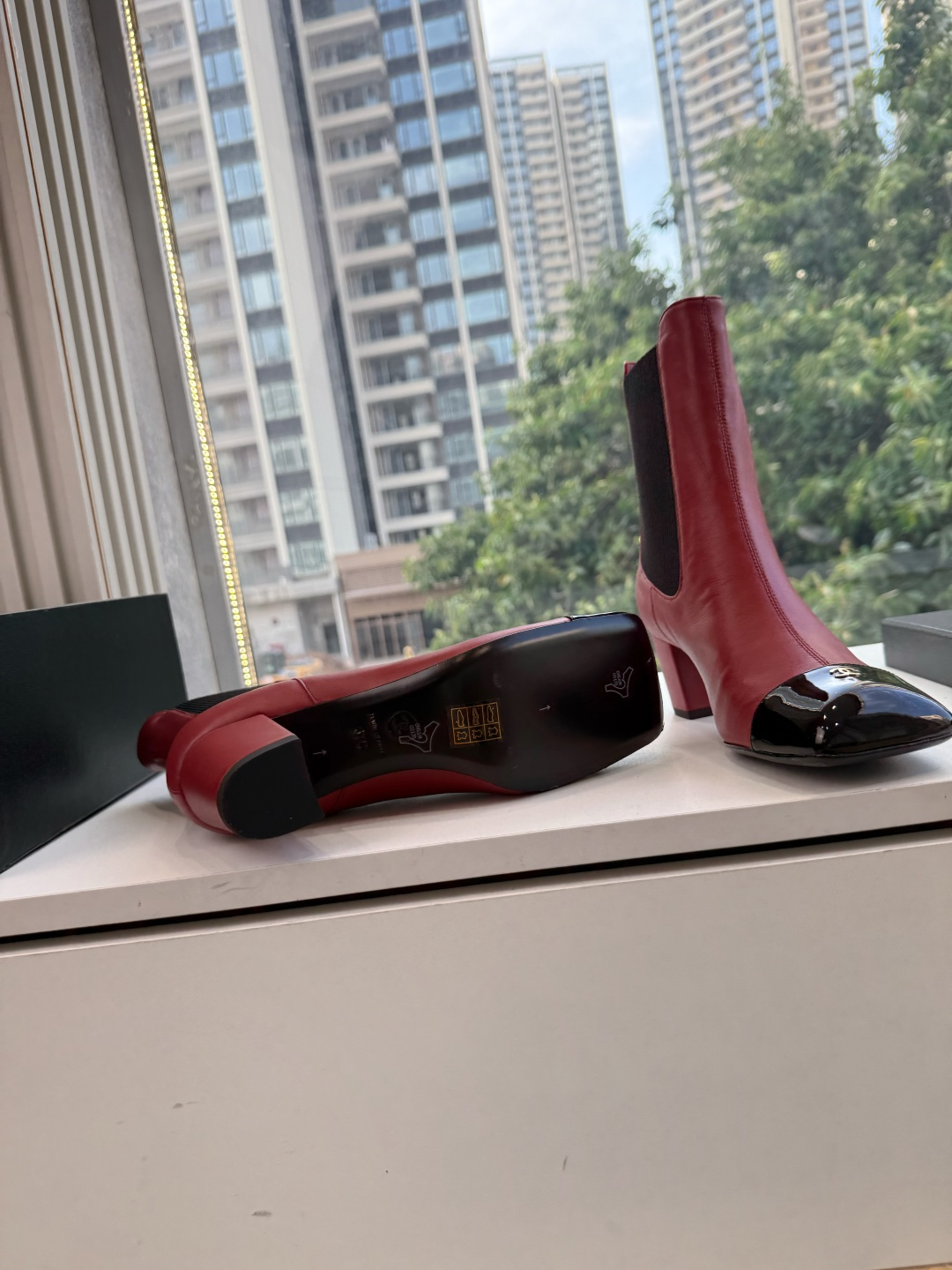 G238所得CHANE*｜小香新品 在米兰时尚的T台上 亮相便艳惊四座 成功晋升为潮流人士的梦中情靴 。 经典的双C标志