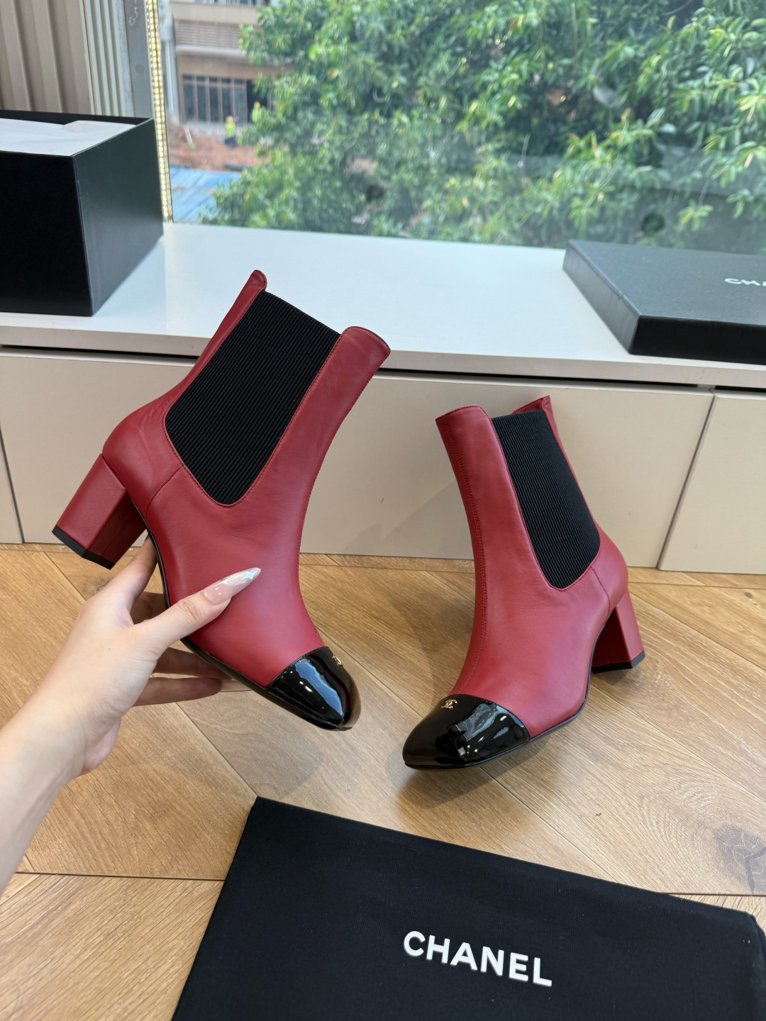 G238所得CHANE*｜小香新品 在米兰时尚的T台上 亮相便艳惊四座 成功晋升为潮流人士的梦中情靴 。 经典的双C标志