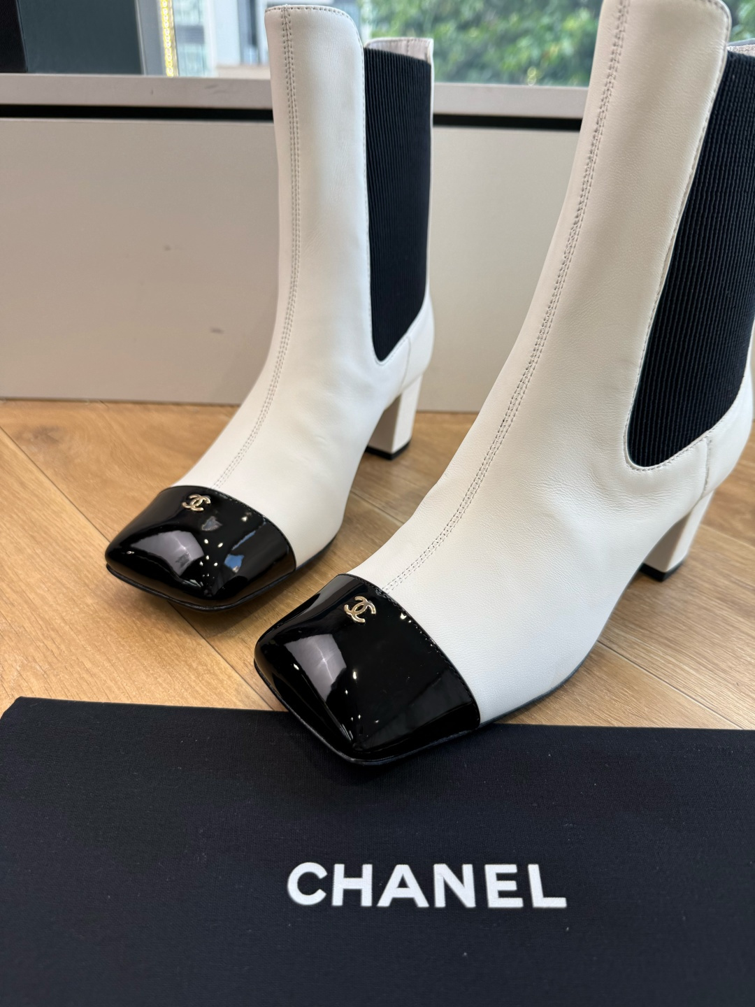 G238所得CHANE*｜小香新品 在米兰时尚的T台上 亮相便艳惊四座 成功晋升为潮流人士的梦中情靴 。 经典的双C标志