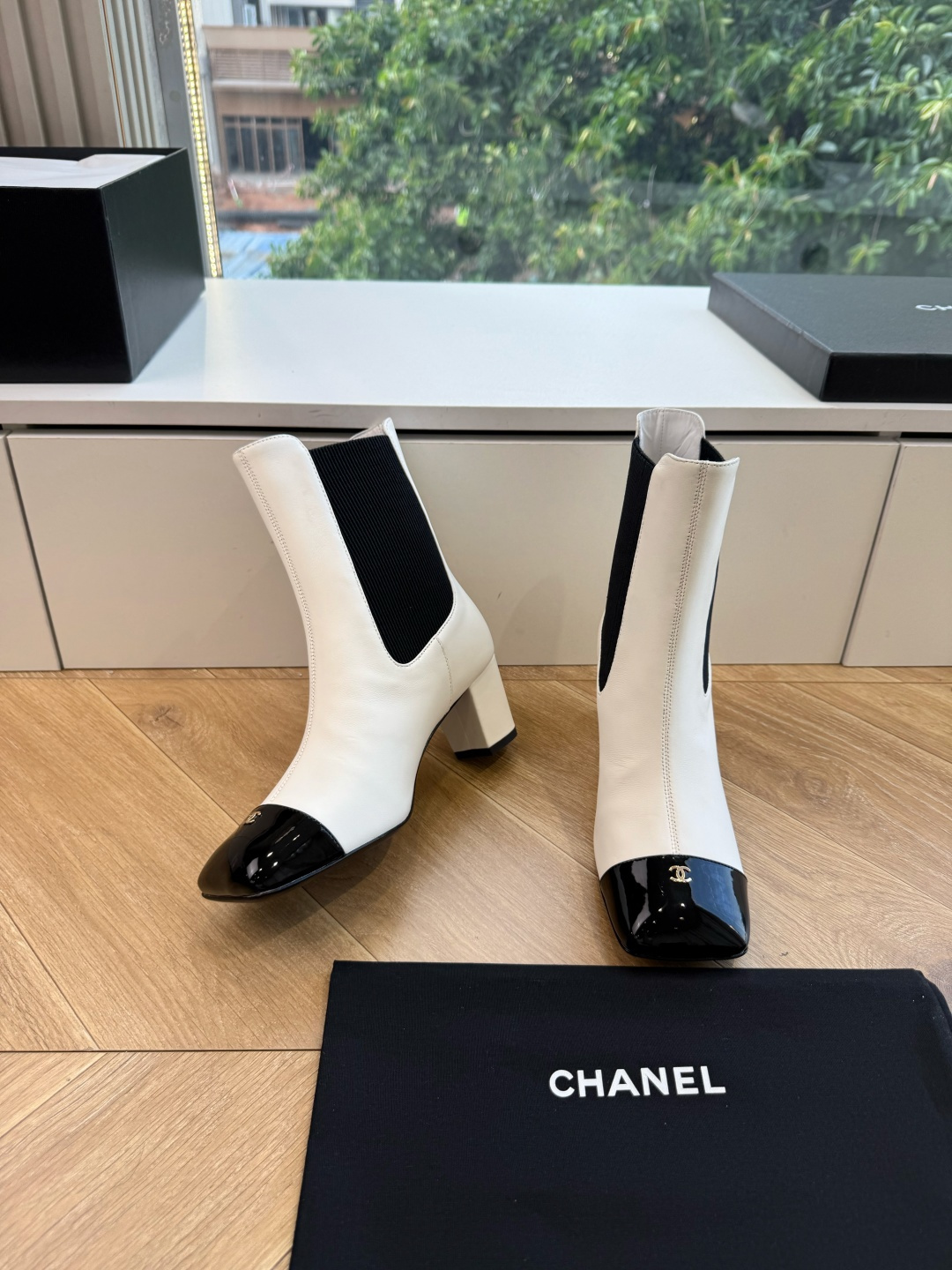 G238所得CHANE*｜小香新品 在米兰时尚的T台上 亮相便艳惊四座 成功晋升为潮流人士的梦中情靴 。 经典的双C标志