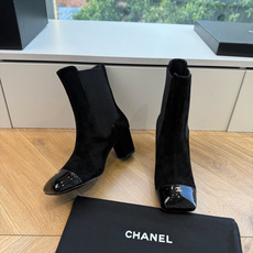 G238所得CHANE*|小香新品 在米兰时尚的T台上 亮相便艳惊四座 成功晋升为潮流人士的梦中情靴 。 经典的双C标志 G238所得CHANE*|小香新品 在米兰时尚的T台上 亮相便艳惊四座 成功晋升为潮流人士的梦中情靴 。 经典的双C标志