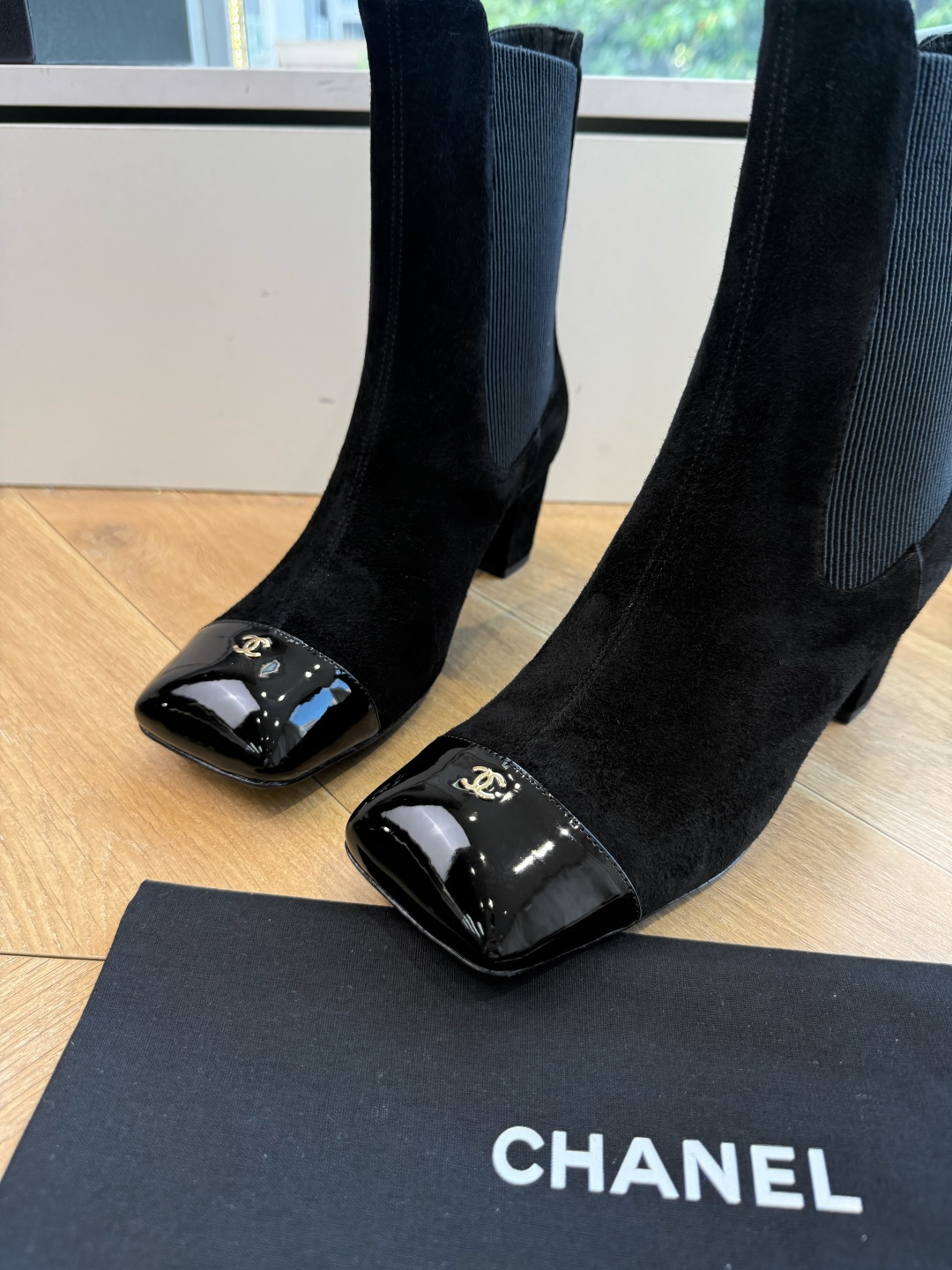 G238所得CHANE*|小香新品 在米兰时尚的T台上 亮相便艳惊四座 成功晋升为潮流人士的梦中情靴 。 经典的双C标志 G238所得CHANE*|小香新品 在米兰时尚的T台上 亮相便艳惊四座 成功晋升为潮流人士的梦中情靴 。 经典的双C标志