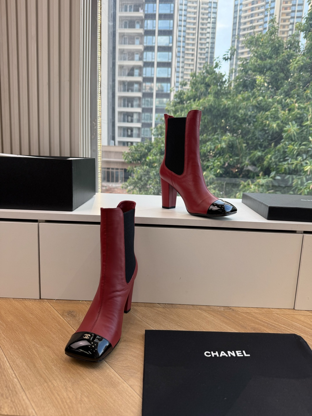 G238所得CHANE*｜小香新品 在米兰时尚的T台上 亮相便艳惊四座 成功晋升为潮流人士的梦中情靴 。 经典的双C标志
