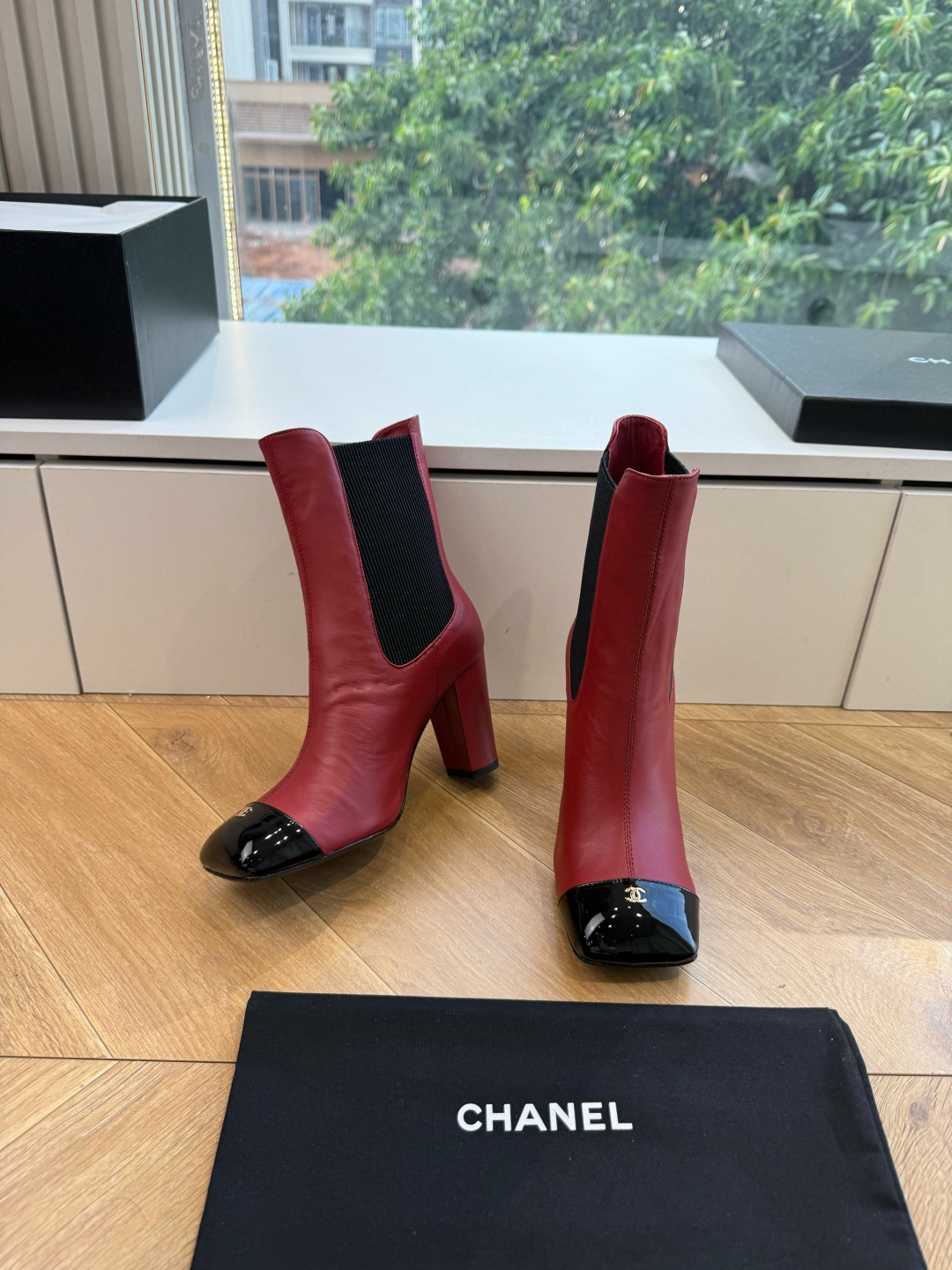 G238所得CHANE*｜小香新品 在米兰时尚的T台上 亮相便艳惊四座 成功晋升为潮流人士的梦中情靴 。 经典的双C标志