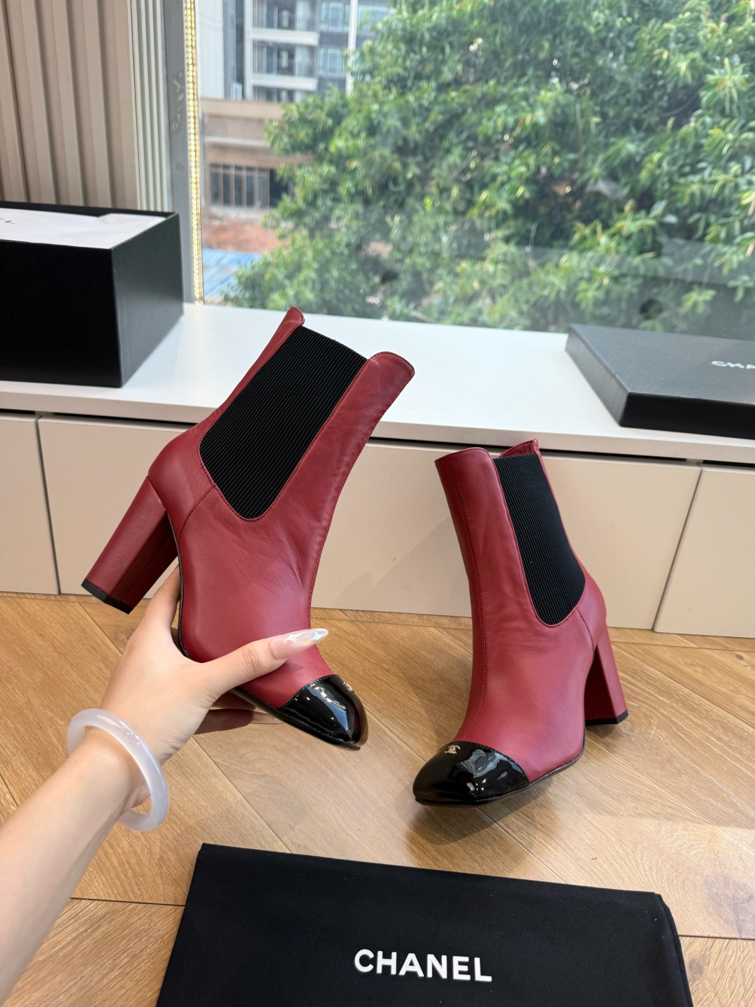G238所得CHANE*｜小香新品 在米兰时尚的T台上 亮相便艳惊四座 成功晋升为潮流人士的梦中情靴 。 经典的双C标志