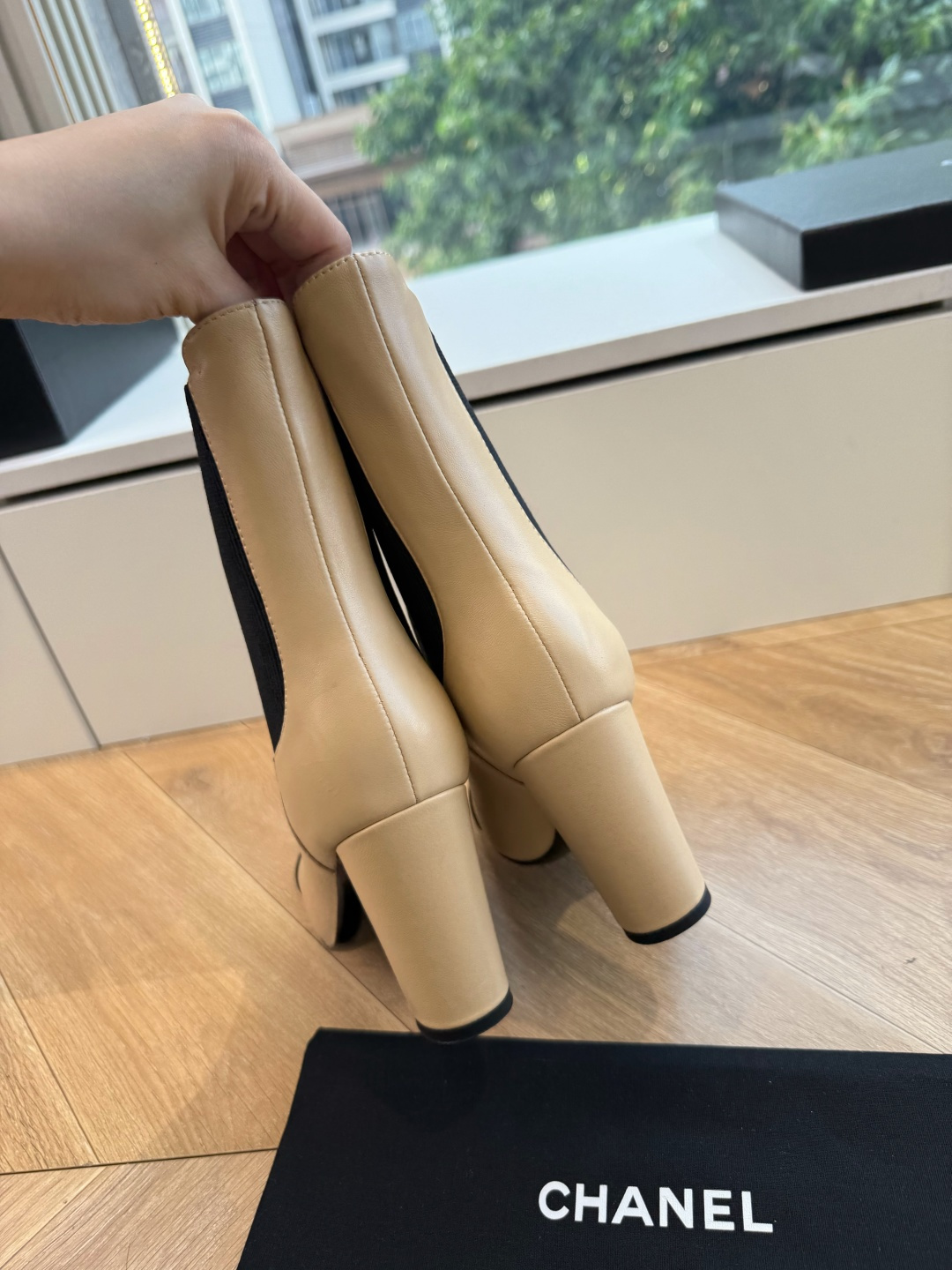 G238所得CHANE*｜小香新品 在米兰时尚的T台上 亮相便艳惊四座 成功晋升为潮流人士的梦中情靴 。 经典的双C标志