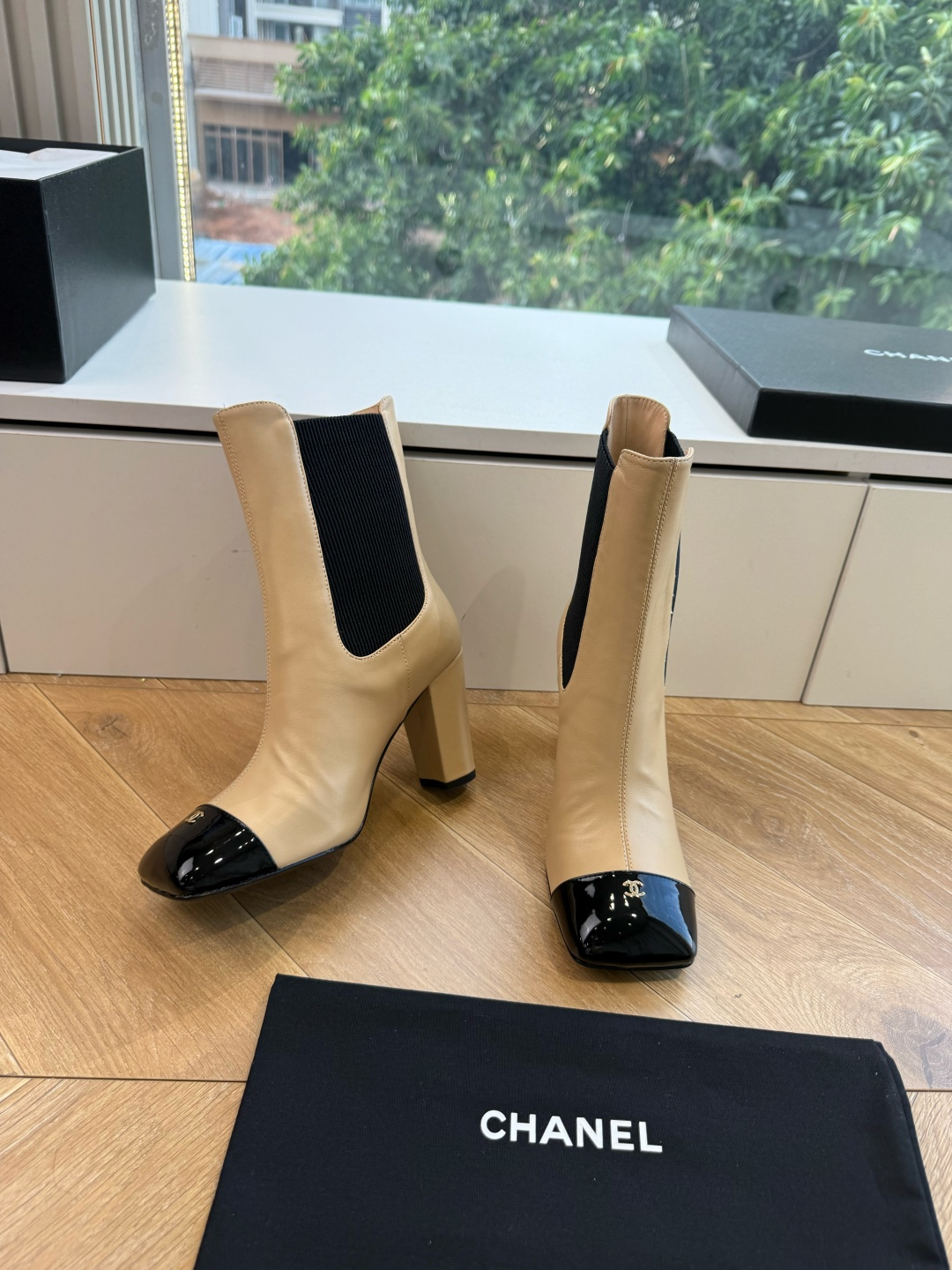 G238所得CHANE*｜小香新品 在米兰时尚的T台上 亮相便艳惊四座 成功晋升为潮流人士的梦中情靴 。 经典的双C标志
