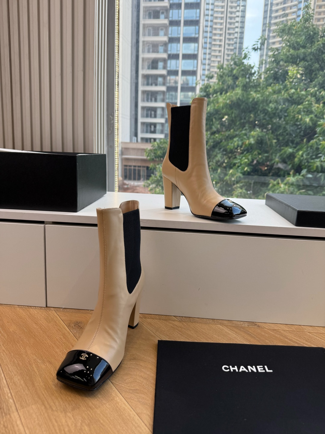 G238所得CHANE*｜小香新品 在米兰时尚的T台上 亮相便艳惊四座 成功晋升为潮流人士的梦中情靴 。 经典的双C标志