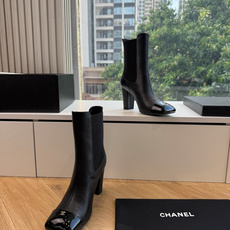 G238所得CHANE*|小香新品 在米兰时尚的T台上 亮相便艳惊四座 成功晋升为潮流人士的梦中情靴 。 经典的双C标志 G238所得CHANE*|小香新品 在米兰时尚的T台上 亮相便艳惊四座 成功晋升为潮流人士的梦中情靴 。 经典的双C标志