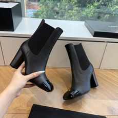 G238所得CHANE*|小香新品 在米兰时尚的T台上 亮相便艳惊四座 成功晋升为潮流人士的梦中情靴 。 经典的双C标志 G238所得CHANE*|小香新品 在米兰时尚的T台上 亮相便艳惊四座 成功晋升为潮流人士的梦中情靴 。 经典的双C标志