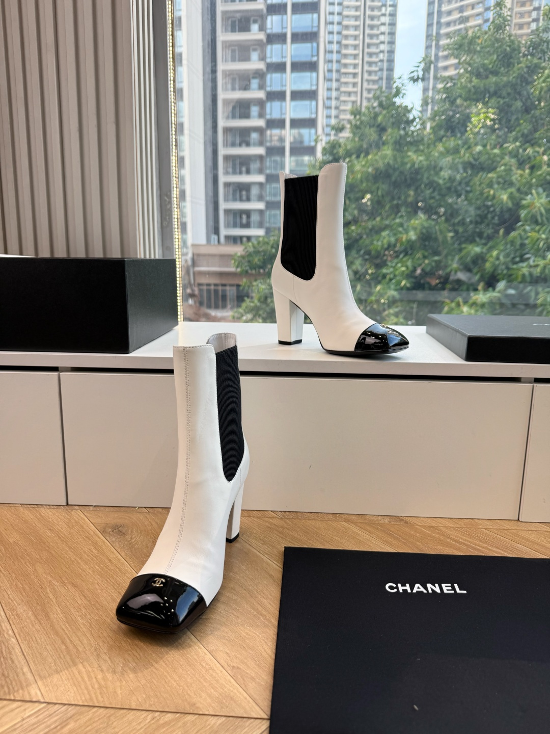 G238所得CHANE*｜小香新品 在米兰时尚的T台上 亮相便艳惊四座 成功晋升为潮流人士的梦中情靴 。 经典的双C标志