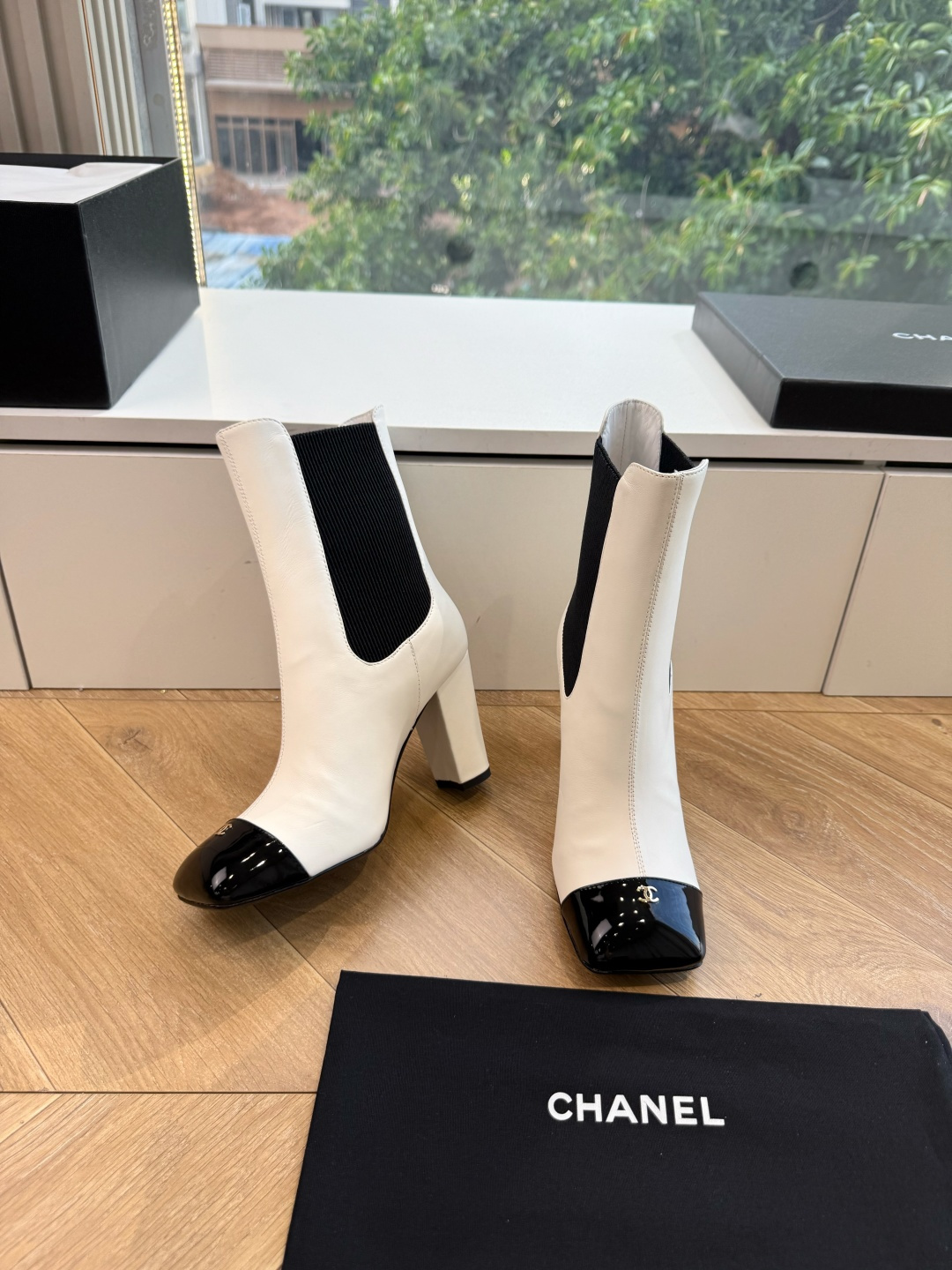 G238所得CHANE*｜小香新品 在米兰时尚的T台上 亮相便艳惊四座 成功晋升为潮流人士的梦中情靴 。 经典的双C标志