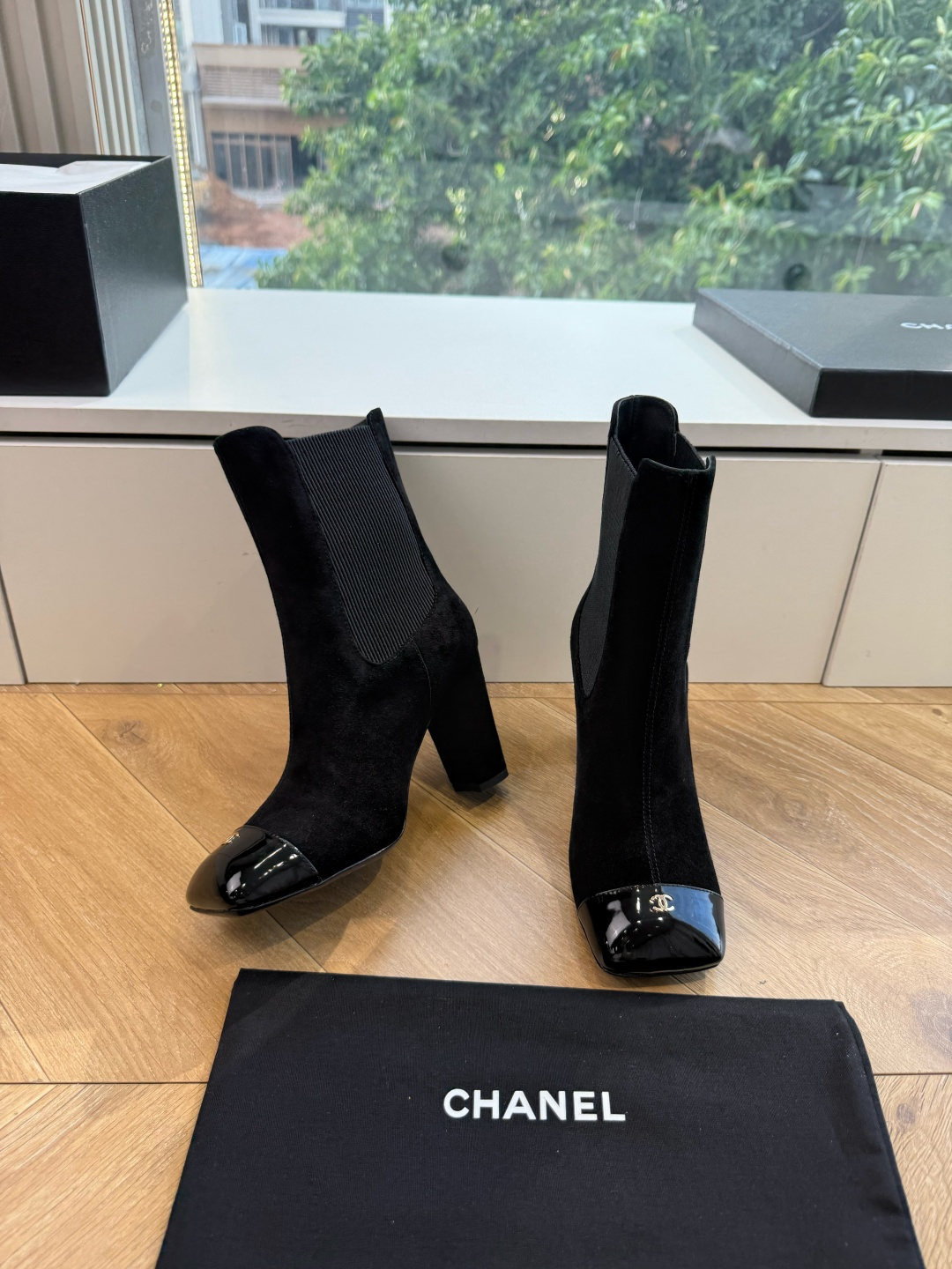 G238所得CHANE*｜小香新品 在米兰时尚的T台上 亮相便艳惊四座 成功晋升为潮流人士的梦中情靴 。 经典的双C标志