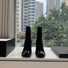 G238所得CHANE*|小香新品 在米兰时尚的T台上 亮相便艳惊四座 成功晋升为潮流人士的梦中情靴 。 经典的双C标志 G238所得CHANE*|小香新品 在米兰时尚的T台上 亮相便艳惊四座 成功晋升为潮流人士的梦中情靴 。 经典的双C标志