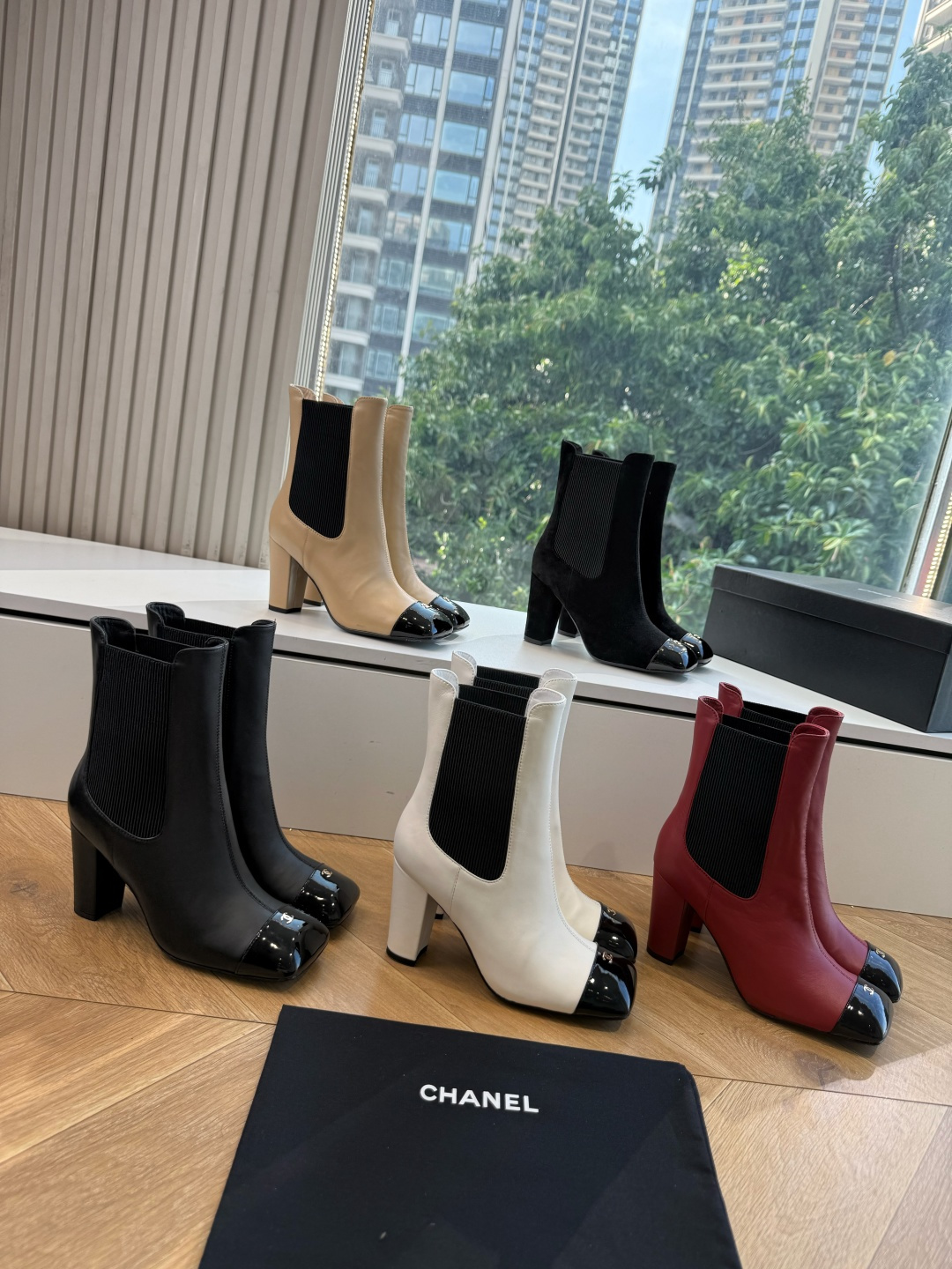 G238所得CHANE*|小香新品 在米兰时尚的T台上 亮相便艳惊四座 成功晋升为潮流人士的梦中情靴 。 经典的双C标志 G238所得CHANE*|小香新品 在米兰时尚的T台上 亮相便艳惊四座 成功晋升为潮流人士的梦中情靴 。 经典的双C标志