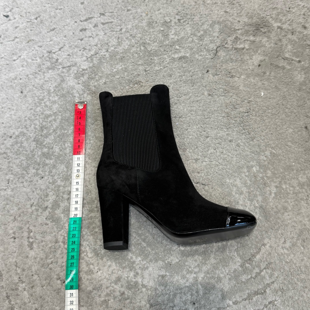 G238所得CHANE*｜小香新品 在米兰时尚的T台上 亮相便艳惊四座 成功晋升为潮流人士的梦中情靴 。 经典的双C标志