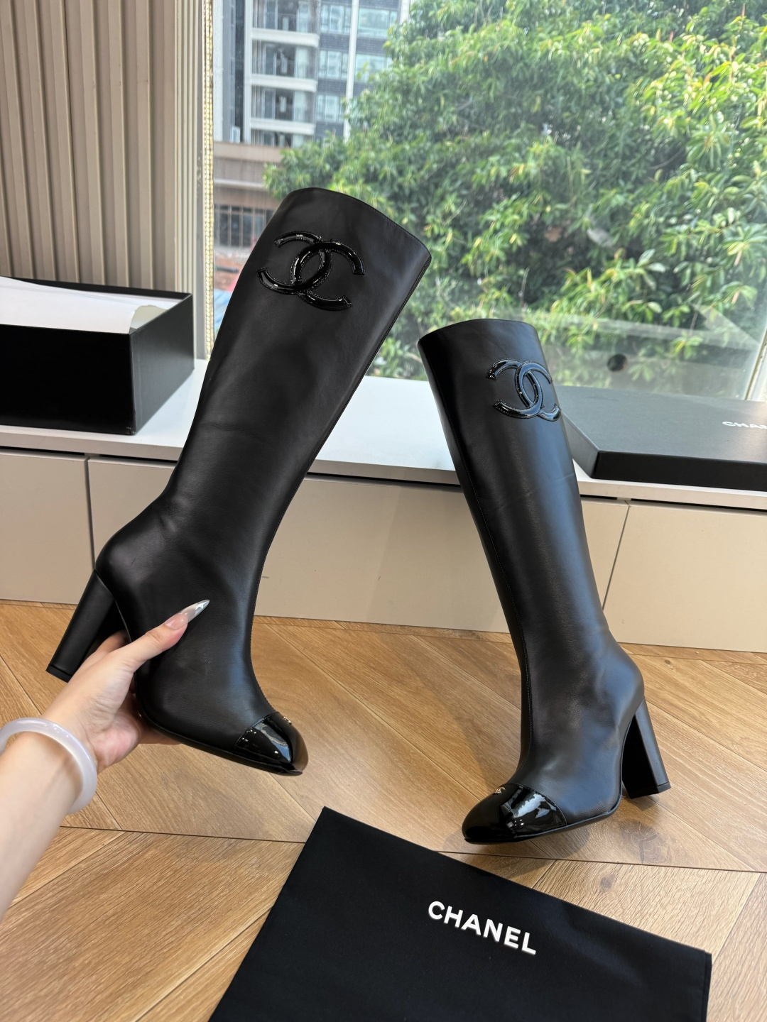 G238所得CHANE*|小香新品 在米兰时尚的T台上 亮相便艳惊四座 成功晋升为潮流人士的梦中情靴 。 经典的双C标志 G238所得CHANE*|小香新品 在米兰时尚的T台上 亮相便艳惊四座 成功晋升为潮流人士的梦中情靴 。 经典的双C标志