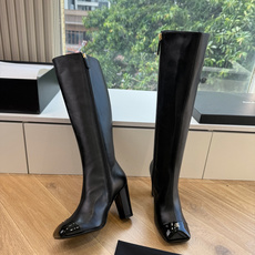G238所得CHANE*|小香新品 在米兰时尚的T台上 亮相便艳惊四座 成功晋升为潮流人士的梦中情靴 。 经典的双C标志 G238所得CHANE*|小香新品 在米兰时尚的T台上 亮相便艳惊四座 成功晋升为潮流人士的梦中情靴 。 经典的双C标志