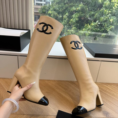 G238所得CHANE*|小香新品 在米兰时尚的T台上 亮相便艳惊四座 成功晋升为潮流人士的梦中情靴 。 经典的双C标志 G238所得CHANE*|小香新品 在米兰时尚的T台上 亮相便艳惊四座 成功晋升为潮流人士的梦中情靴 。 经典的双C标志
