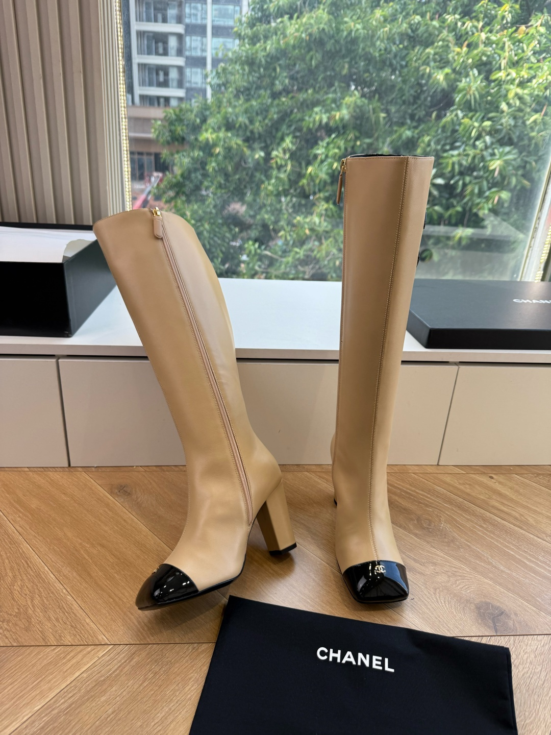 G238所得CHANE*|小香新品 在米兰时尚的T台上 亮相便艳惊四座 成功晋升为潮流人士的梦中情靴 。 经典的双C标志 G238所得CHANE*|小香新品 在米兰时尚的T台上 亮相便艳惊四座 成功晋升为潮流人士的梦中情靴 。 经典的双C标志