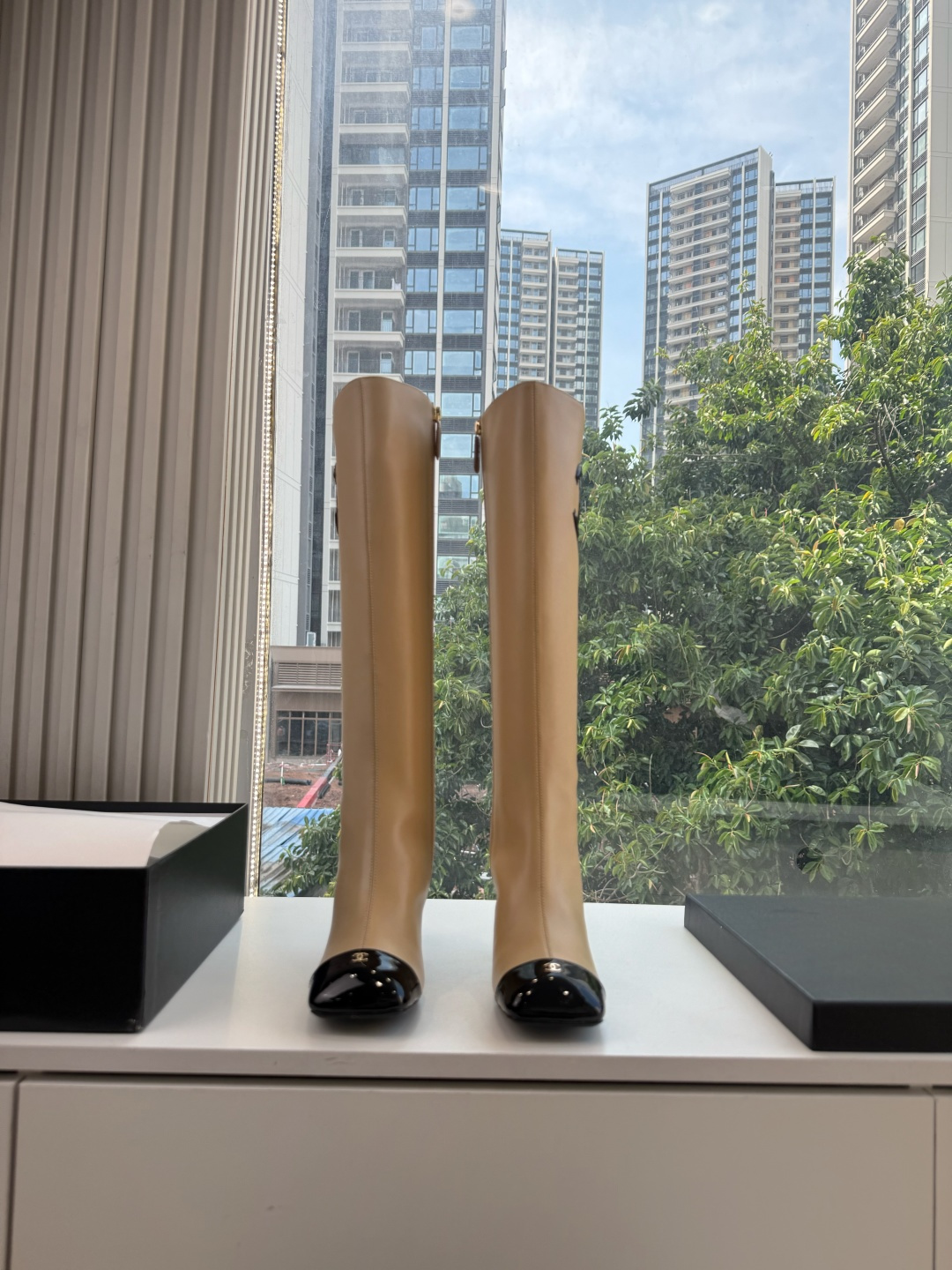G238所得CHANE*|小香新品 在米兰时尚的T台上 亮相便艳惊四座 成功晋升为潮流人士的梦中情靴 。 经典的双C标志 G238所得CHANE*|小香新品 在米兰时尚的T台上 亮相便艳惊四座 成功晋升为潮流人士的梦中情靴 。 经典的双C标志