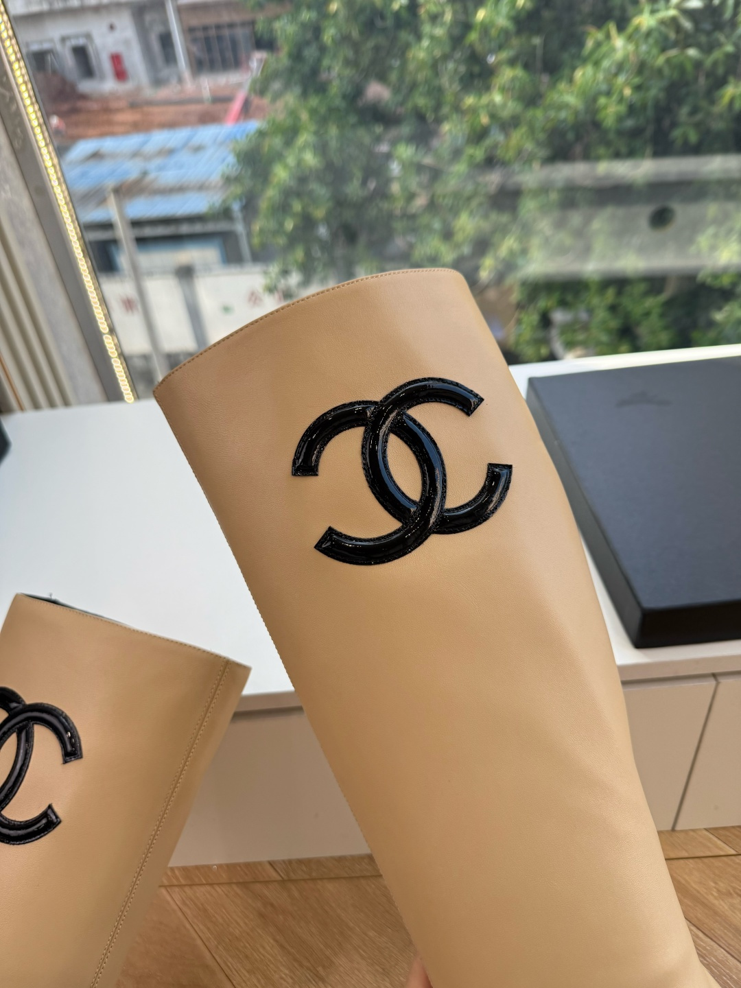G238所得CHANE*|小香新品 在米兰时尚的T台上 亮相便艳惊四座 成功晋升为潮流人士的梦中情靴 。 经典的双C标志 G238所得CHANE*|小香新品 在米兰时尚的T台上 亮相便艳惊四座 成功晋升为潮流人士的梦中情靴 。 经典的双C标志