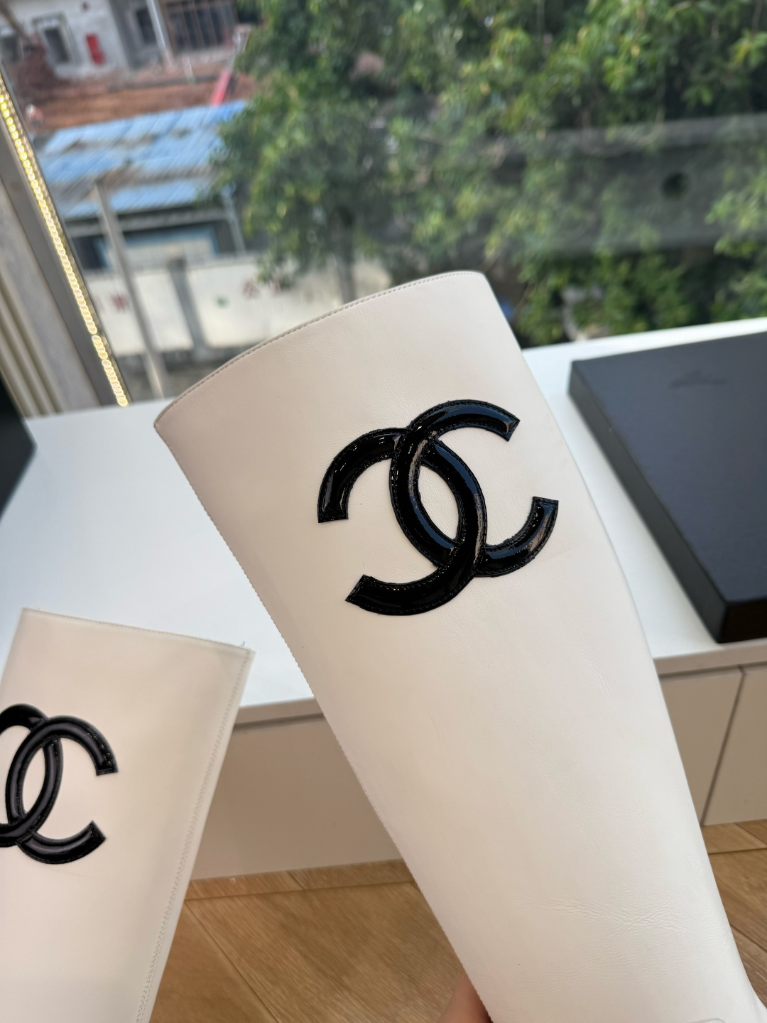 G238所得CHANE*｜小香新品 在米兰时尚的T台上 亮相便艳惊四座 成功晋升为潮流人士的梦中情靴 。 经典的双C标志