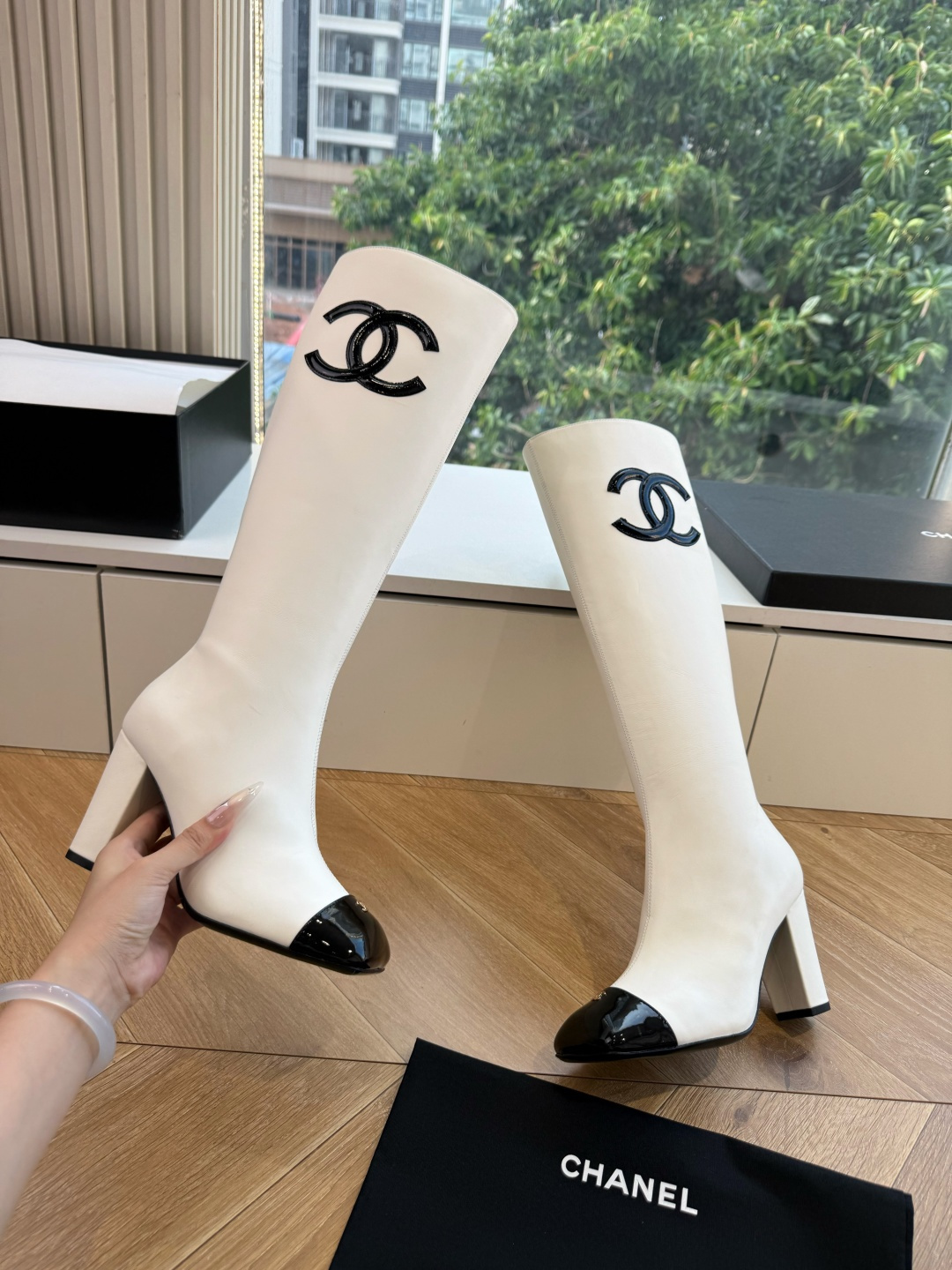 G238所得CHANE*｜小香新品 在米兰时尚的T台上 亮相便艳惊四座 成功晋升为潮流人士的梦中情靴 。 经典的双C标志