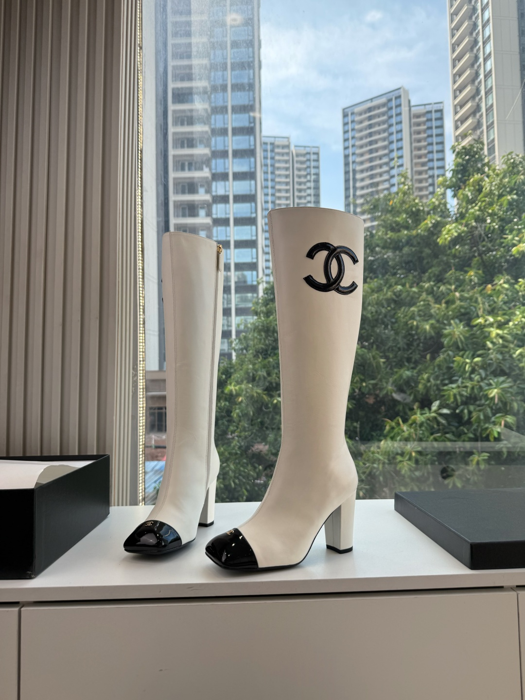 G238所得CHANE*｜小香新品 在米兰时尚的T台上 亮相便艳惊四座 成功晋升为潮流人士的梦中情靴 。 经典的双C标志