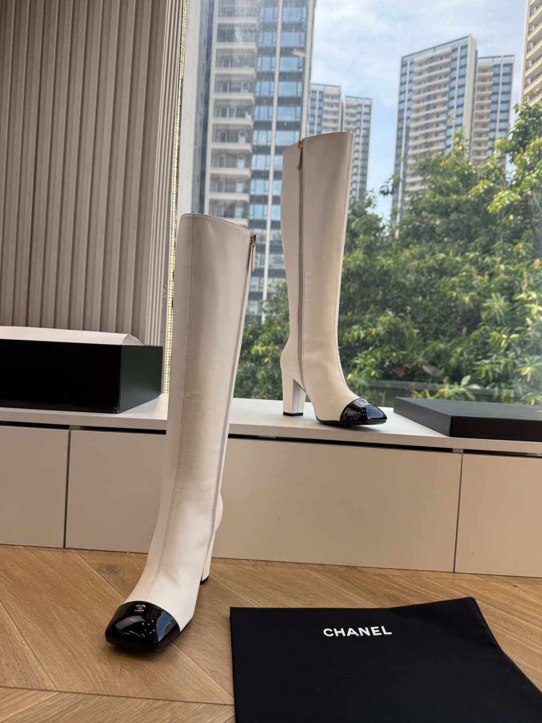 G238所得CHANE*｜小香新品 在米兰时尚的T台上 亮相便艳惊四座 成功晋升为潮流人士的梦中情靴 。 经典的双C标志