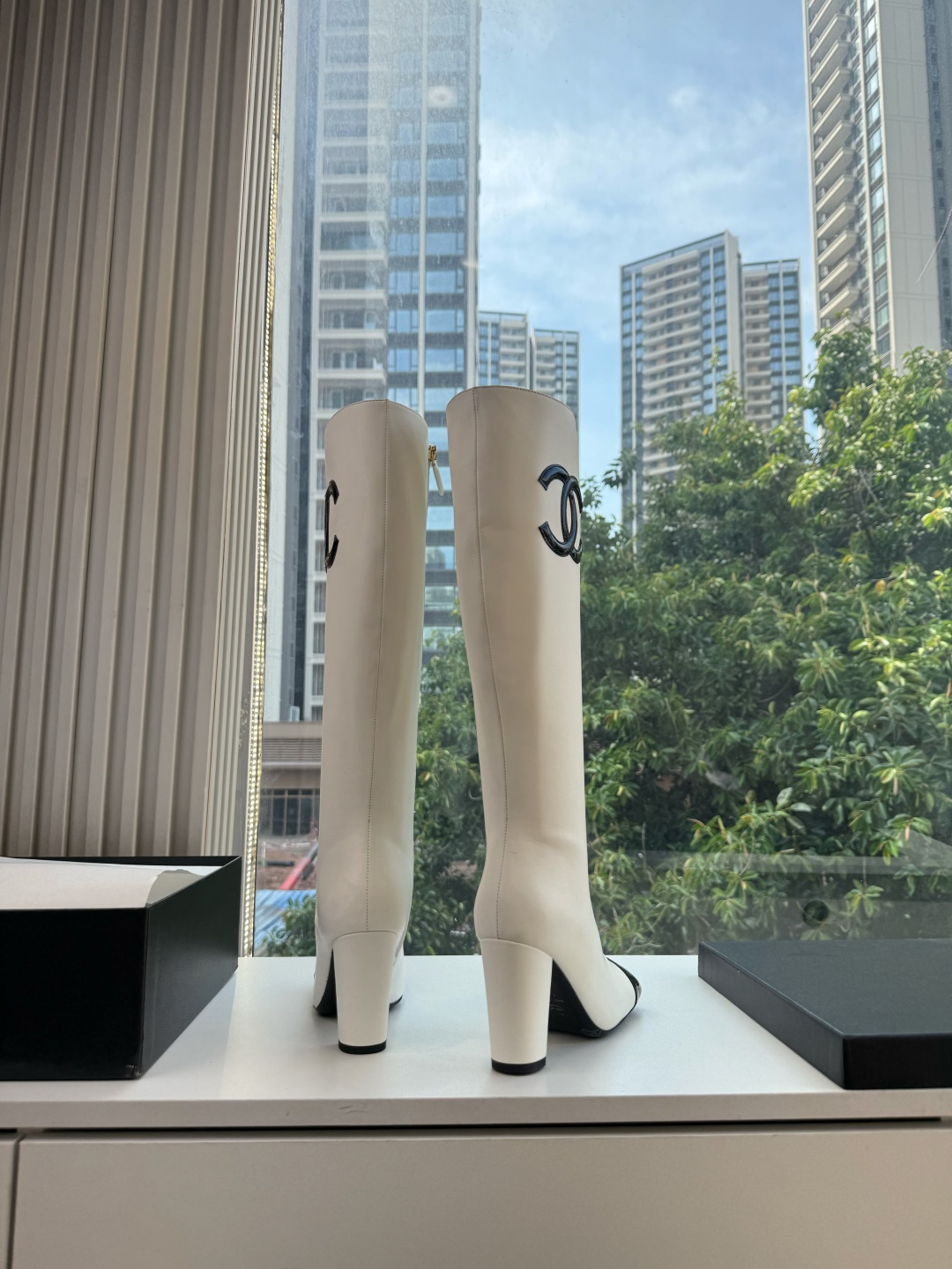 G238所得CHANE*｜小香新品 在米兰时尚的T台上 亮相便艳惊四座 成功晋升为潮流人士的梦中情靴 。 经典的双C标志