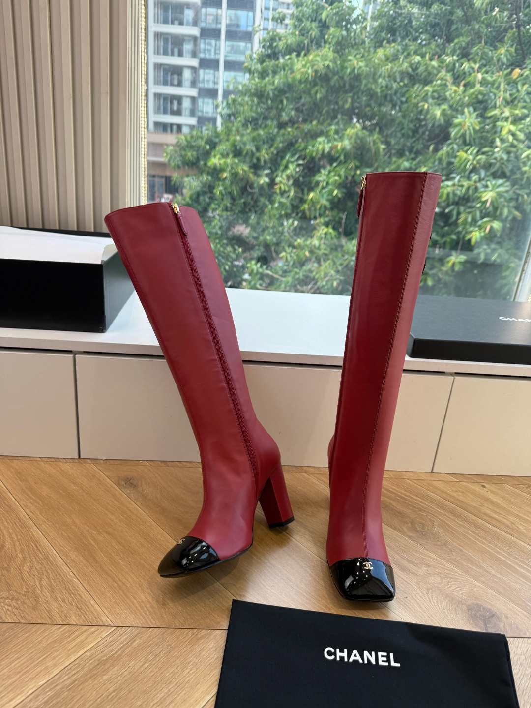 G238所得CHANE*｜小香新品 在米兰时尚的T台上 亮相便艳惊四座 成功晋升为潮流人士的梦中情靴 。 经典的双C标志