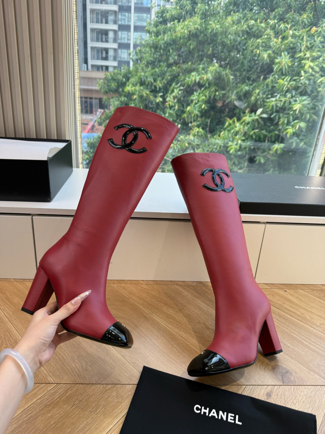 G238所得CHANE*｜小香新品 在米兰时尚的T台上 亮相便艳惊四座 成功晋升为潮流人士的梦中情靴 。 经典的双C标志