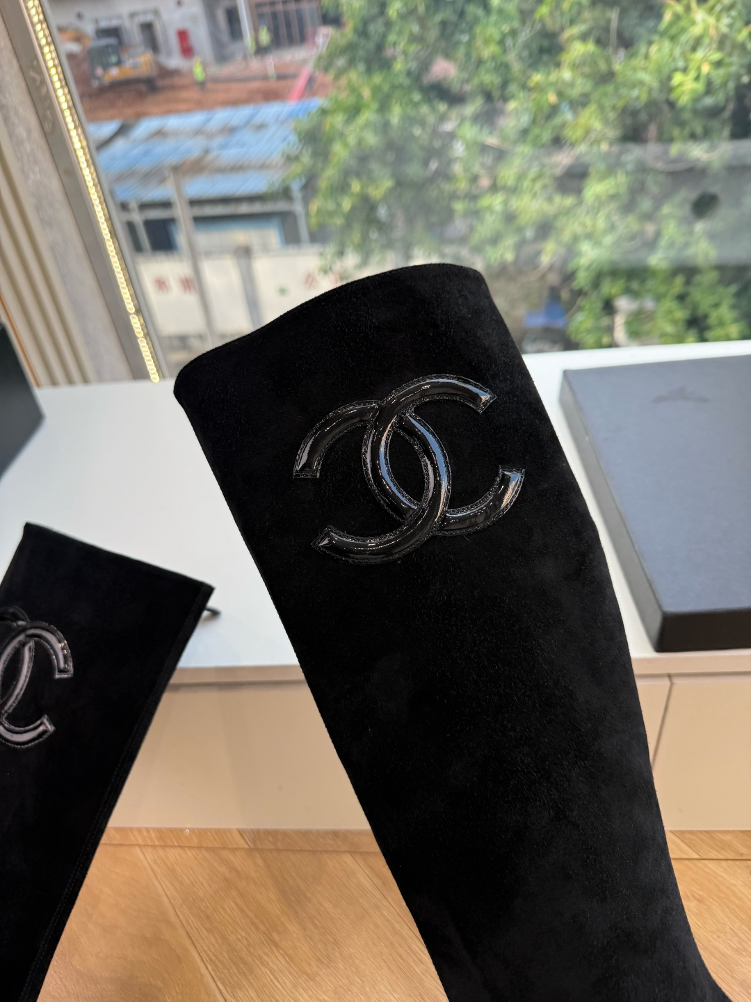 G238所得CHANE*｜小香新品 在米兰时尚的T台上 亮相便艳惊四座 成功晋升为潮流人士的梦中情靴 。 经典的双C标志