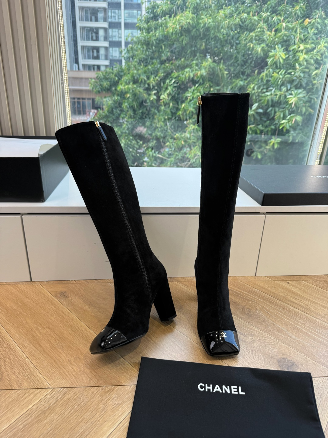 G238所得CHANE*｜小香新品 在米兰时尚的T台上 亮相便艳惊四座 成功晋升为潮流人士的梦中情靴 。 经典的双C标志