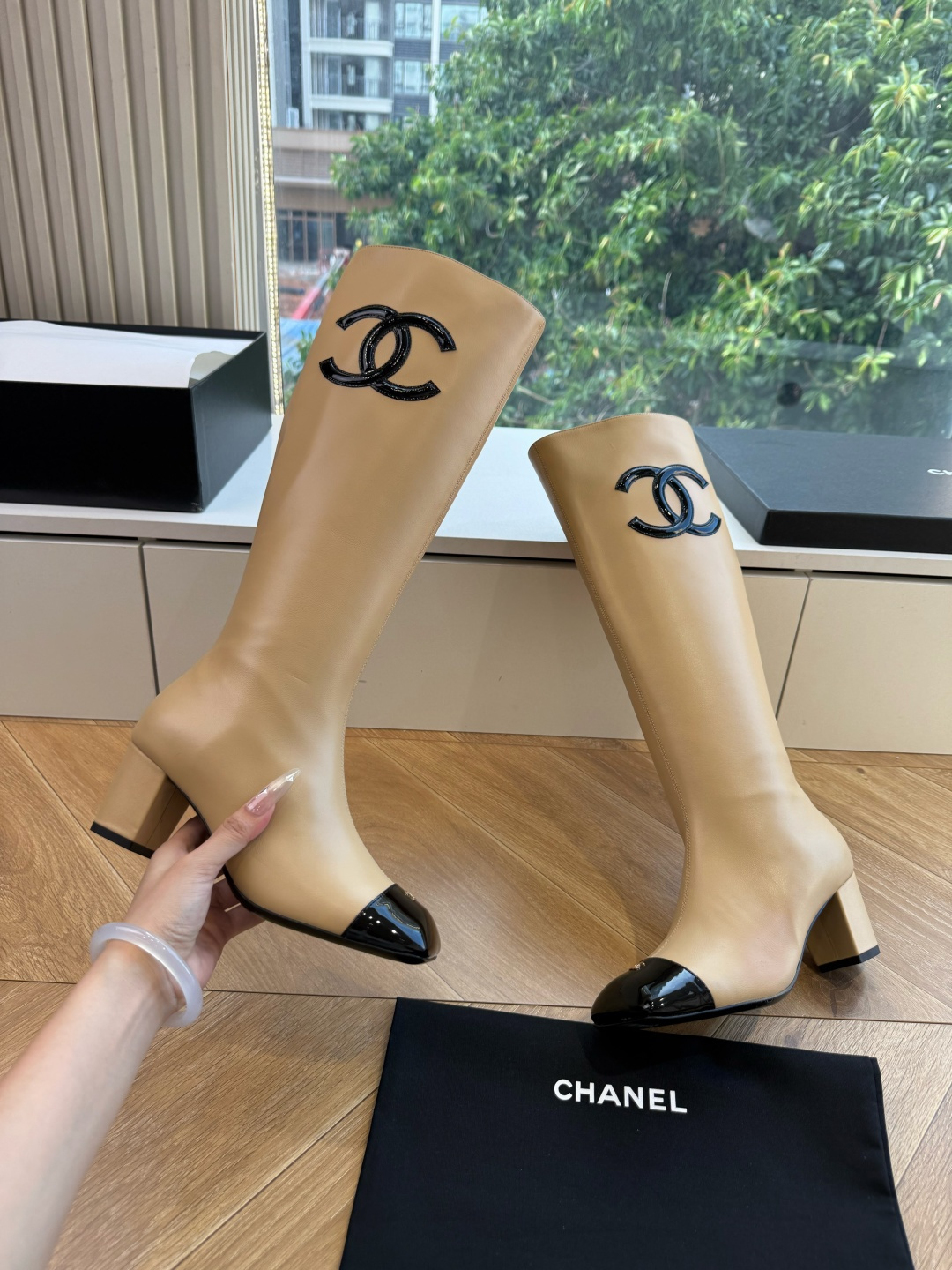 G238所得CHANE*｜小香新品 在米兰时尚的T台上 亮相便艳惊四座 成功晋升为潮流人士的梦中情靴 。 经典的双C标志