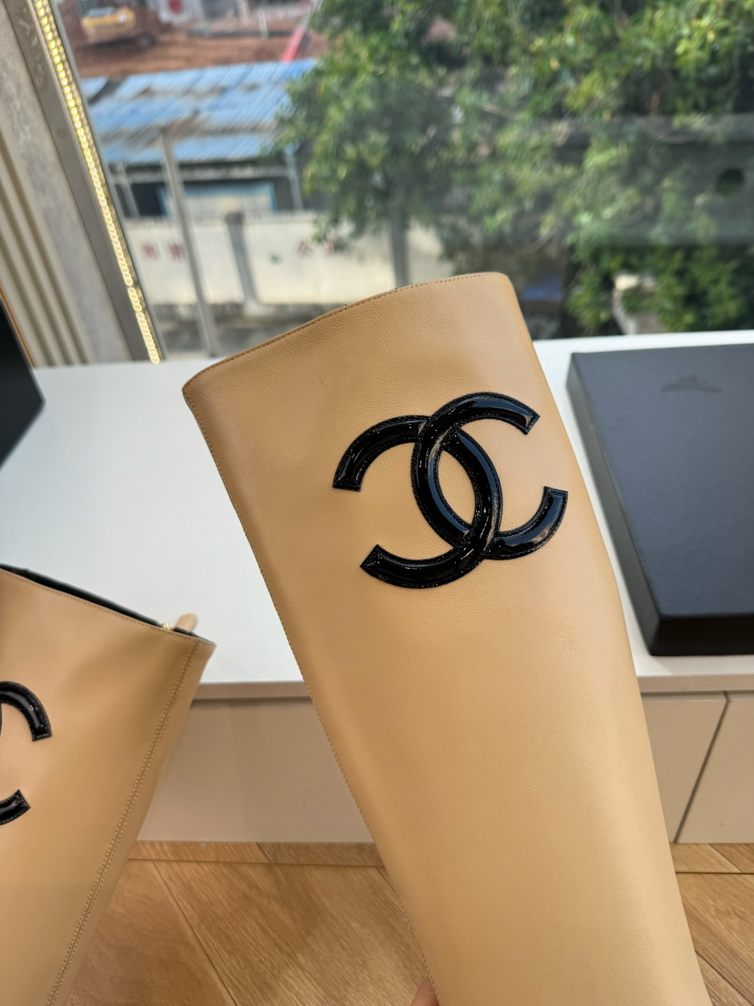 G238所得CHANE*｜小香新品 在米兰时尚的T台上 亮相便艳惊四座 成功晋升为潮流人士的梦中情靴 。 经典的双C标志